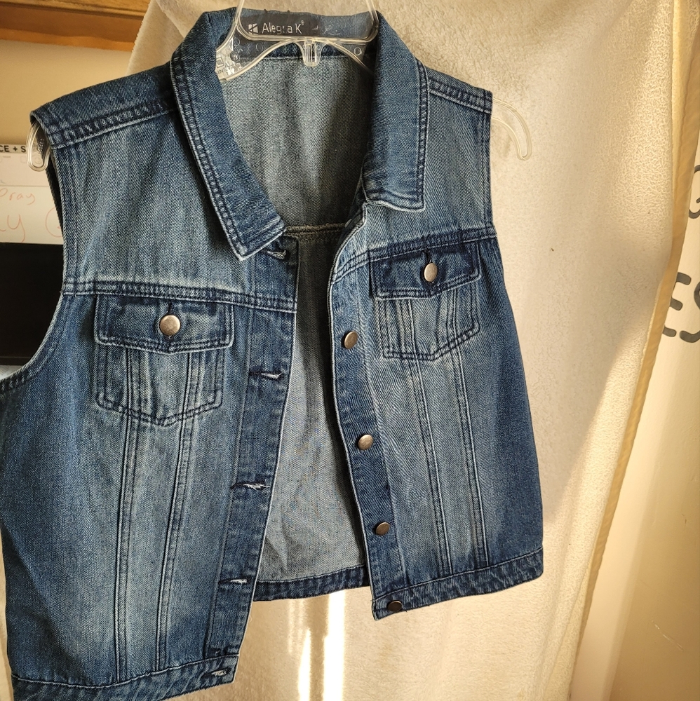(2125)Allegra K Women's Buttoned Washed Blue Denim, Jean Vest,Jacket. Size L,New